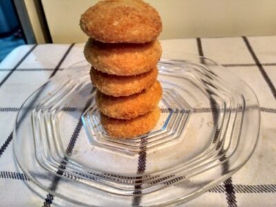 Chewy Honey Coconut Cookies with a Molten Chocolate Center - Plattershare - Recipes, food stories and food lovers Chewy Honey Coconut Cookies with a Molten Chocolate Center - Plattershare - Recipes, food stories and food lovers