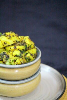 Aloo Jeera (Dry Cumin Potato Curry) - Plattershare - Recipes, food stories and food enthusiasts