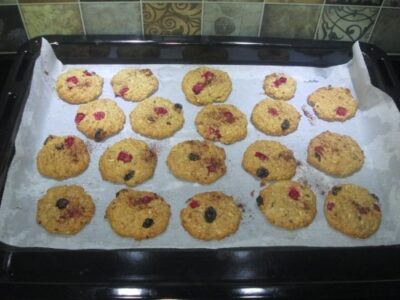 Healthy Honey-Sweetened Oat and Fruit Cookies - Plattershare - Recipes, food stories and food lovers Healthy Honey-Sweetened Oat and Fruit Cookies - Plattershare - Recipes, food stories and food lovers