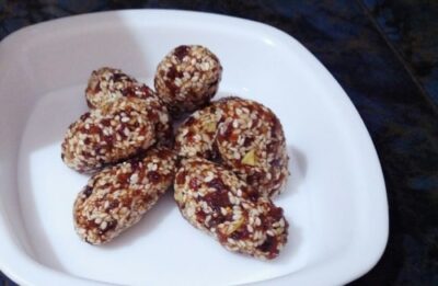 Honey-Kissed Fig & Sesame Bites: A Nutritious Treat - Plattershare - Recipes, food stories and food lovers Honey-Kissed Fig & Sesame Bites: A Nutritious Treat - Plattershare - Recipes, food stories and food lovers
