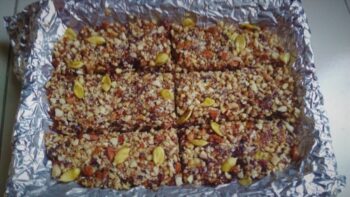 Date And Fig Bars - Plattershare - Recipes, food stories and food lovers