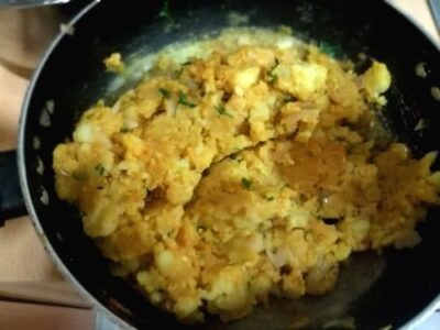 Crispy Rajasthani Mirchi Bada: Spicy Stuffed Chili Fritters - Plattershare - Recipes, food stories and food lovers Crispy Rajasthani Mirchi Bada: Spicy Stuffed Chili Fritters - Plattershare - Recipes, food stories and food lovers
