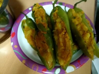 Crispy Rajasthani Mirchi Bada: Spicy Stuffed Chili Fritters - Plattershare - Recipes, food stories and food lovers Crispy Rajasthani Mirchi Bada: Spicy Stuffed Chili Fritters - Plattershare - Recipes, food stories and food lovers