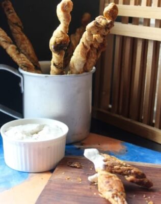 Crispy Cilantro Twists with Creamy Garlic Yogurt Dip - Plattershare - Recipes, food stories and food lovers Crispy Cilantro Twists with Creamy Garlic Yogurt Dip - Plattershare - Recipes, food stories and food lovers