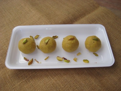 Besan Ladoo - Plattershare - Recipes, Food Stories And Food Enthusiasts