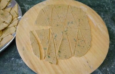 Crispy Baked Multigrain Mathri with Chia Seeds (Vegan & Healthy) - Plattershare - Recipes, food stories and food lovers Crispy Baked Multigrain Mathri with Chia Seeds (Vegan & Healthy) - Plattershare - Recipes, food stories and food lovers