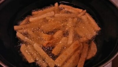 Crispy Honey Chilli Potatoes: A Sweet, Spicy, and Tangy Snack - Plattershare - Recipes, food stories and food lovers Crispy Honey Chilli Potatoes: A Sweet, Spicy, and Tangy Snack - Plattershare - Recipes, food stories and food lovers