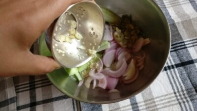 Crunchy Cucumber and Onion Salad with Toasted Sesame Seeds - Plattershare - Recipes, food stories and food lovers Crunchy Cucumber and Onion Salad with Toasted Sesame Seeds - Plattershare - Recipes, food stories and food lovers