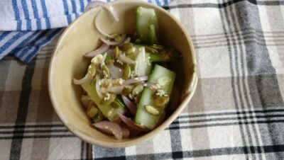 Crunchy Cucumber and Onion Salad with Toasted Sesame Seeds - Plattershare - Recipes, food stories and food lovers Crunchy Cucumber and Onion Salad with Toasted Sesame Seeds - Plattershare - Recipes, food stories and food lovers
