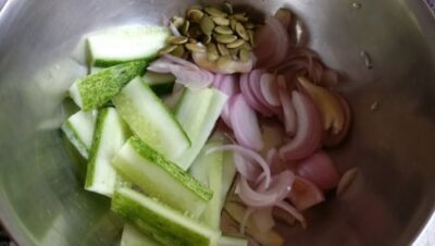 Crunchy Cucumber and Onion Salad with Toasted Sesame Seeds - Plattershare - Recipes, food stories and food lovers Crunchy Cucumber and Onion Salad with Toasted Sesame Seeds - Plattershare - Recipes, food stories and food lovers