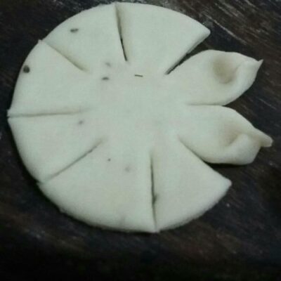 Crispy Flower Mathri: A Delicate Indian Snack - Plattershare - Recipes, food stories and food lovers Crispy Flower Mathri: A Delicate Indian Snack - Plattershare - Recipes, food stories and food lovers