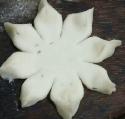 Crispy Flower Mathri: A Delicate Indian Snack - Plattershare - Recipes, food stories and food lovers Crispy Flower Mathri: A Delicate Indian Snack - Plattershare - Recipes, food stories and food lovers