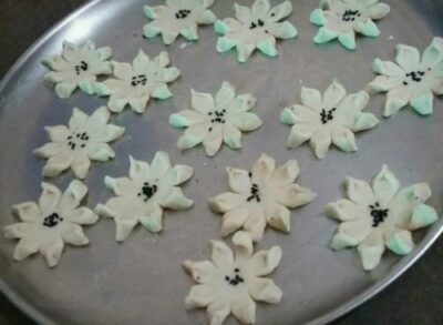Crispy Flower Mathri: A Delicate Indian Snack - Plattershare - Recipes, food stories and food lovers Crispy Flower Mathri: A Delicate Indian Snack - Plattershare - Recipes, food stories and food lovers