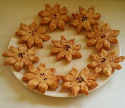 Crispy Flower Mathri: A Delicate Indian Snack - Plattershare - Recipes, food stories and food lovers Crispy Flower Mathri: A Delicate Indian Snack - Plattershare - Recipes, food stories and food lovers