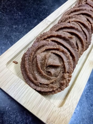 Chocolate Rose Cookies With Whole Wheat Flour - Plattershare - Recipes, food stories and food lovers