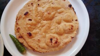 Mustard Leaves And Maize Roti (Sarson Ka Saag Makke di Roti) - Plattershare - Recipes, food stories and food lovers