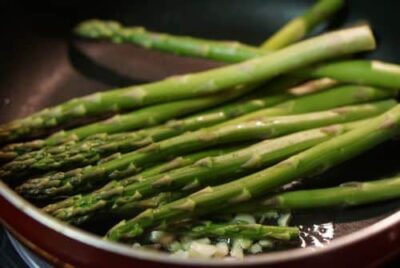 Easy Pan-Seared Asparagus with Garlic & Parmesan - Plattershare - Recipes, food stories and food lovers Easy Pan-Seared Asparagus with Garlic & Parmesan - Plattershare - Recipes, food stories and food lovers