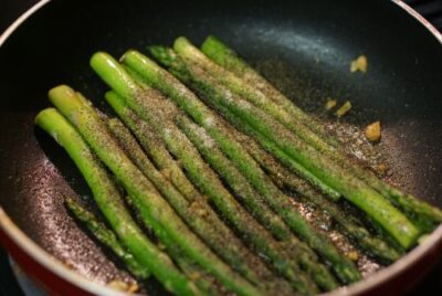 Easy Pan-Seared Asparagus with Garlic & Parmesan - Plattershare - Recipes, food stories and food lovers Easy Pan-Seared Asparagus with Garlic & Parmesan - Plattershare - Recipes, food stories and food lovers
