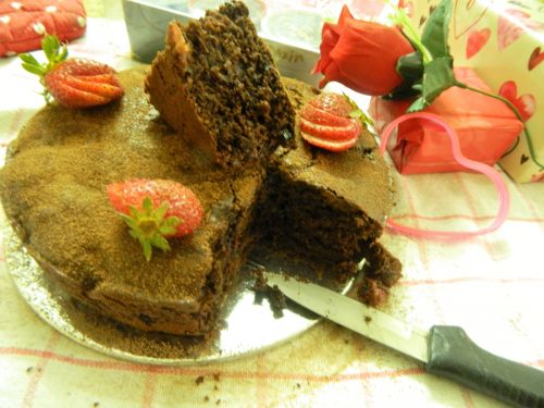 Rustic Strawberry & Chocolate Yogurt Sponge Cake - Plattershare - Recipes, food stories and food lovers