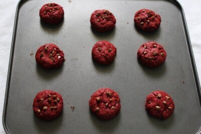 Molten Nutella-Stuffed Red Velvet Cookies - Plattershare - Recipes, food stories and food lovers Molten Nutella-Stuffed Red Velvet Cookies - Plattershare - Recipes, food stories and food lovers