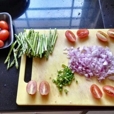 Flavorful Dill & Bell Pepper Omelette with Roasted Asparagus & Tomatoes - Plattershare - Recipes, food stories and food lovers Flavorful Dill & Bell Pepper Omelette with Roasted Asparagus & Tomatoes - Plattershare - Recipes, food stories and food lovers