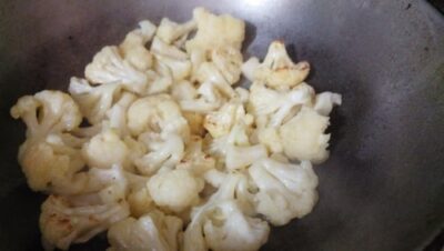 Crunchy Cauliflower with Papad: A Flavorful Sattvik Side Dish - Plattershare - Recipes, food stories and food lovers Crunchy Cauliflower with Papad: A Flavorful Sattvik Side Dish - Plattershare - Recipes, food stories and food lovers