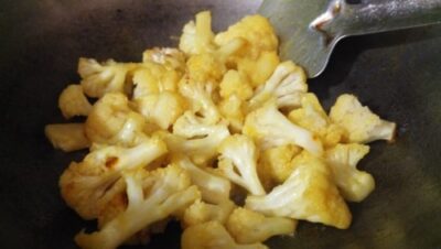 Crunchy Cauliflower with Papad: A Flavorful Sattvik Side Dish - Plattershare - Recipes, food stories and food lovers Crunchy Cauliflower with Papad: A Flavorful Sattvik Side Dish - Plattershare - Recipes, food stories and food lovers