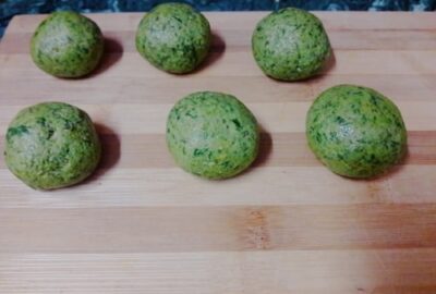 Crispy Spinach & Mozzarella Balls: Irresistible Indian Snack - Plattershare - Recipes, food stories and food lovers Crispy Spinach & Mozzarella Balls: Irresistible Indian Snack - Plattershare - Recipes, food stories and food lovers
