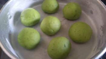 Spinach Buns Eggless - Plattershare - Recipes, food stories and food lovers