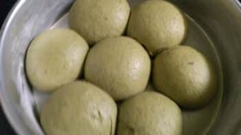 Spinach Buns Eggless - Plattershare - Recipes, food stories and food lovers
