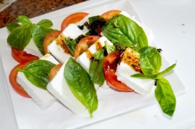 Classic Caprese Salad: A Simple Summer Delight - Plattershare - Recipes, food stories and food lovers Classic Caprese Salad: A Simple Summer Delight - Plattershare - Recipes, food stories and food lovers