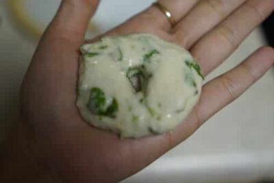 Crispy Methi Medu Vada: A South Indian Fritter Recipe - Plattershare - Recipes, food stories and food lovers Crispy Methi Medu Vada: A South Indian Fritter Recipe - Plattershare - Recipes, food stories and food lovers