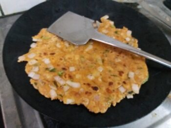 Pyaaz Koki (Crispy Onion Paratha) - Plattershare - Recipes, food stories and food lovers