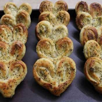 Courgette, Cheddar And Basil Heart Buns - Plattershare - Recipes, Food Stories And Food Enthusiasts