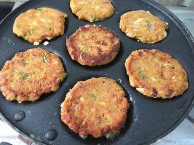 Crispy Chicken Cutlets with Brown Bread: A Delicious Indian Snack - Plattershare - Recipes, food stories and food lovers Crispy Chicken Cutlets with Brown Bread: A Delicious Indian Snack - Plattershare - Recipes, food stories and food lovers