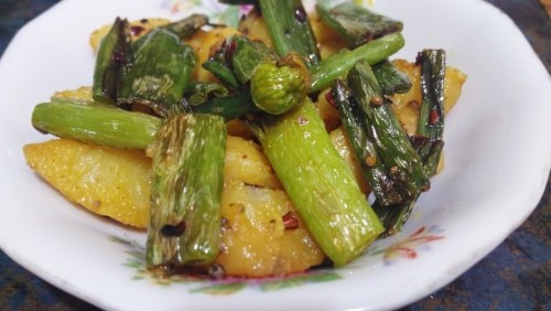 Tender Onion Bud Stem Stir-Fry with Potatoes: A Simple Bengali Delight - Plattershare - Recipes, food stories and food lovers Tender Onion Bud Stem Stir-Fry with Potatoes: A Simple Bengali Delight - Plattershare - Recipes, food stories and food lovers