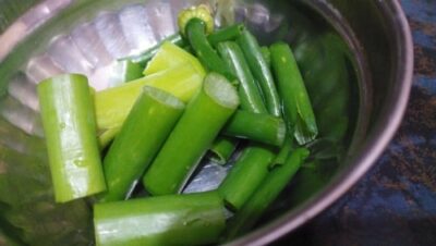 Tender Onion Bud Stem Stir-Fry with Potatoes: A Simple Bengali Delight - Plattershare - Recipes, food stories and food lovers Tender Onion Bud Stem Stir-Fry with Potatoes: A Simple Bengali Delight - Plattershare - Recipes, food stories and food lovers