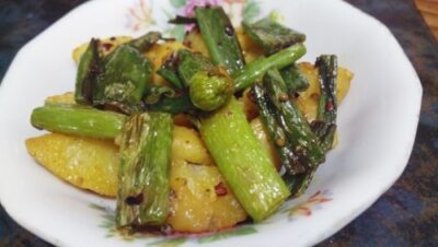 Tender Onion Bud Stem Stir-Fry with Potatoes: A Simple Bengali Delight - Plattershare - Recipes, food stories and food lovers Tender Onion Bud Stem Stir-Fry with Potatoes: A Simple Bengali Delight - Plattershare - Recipes, food stories and food lovers