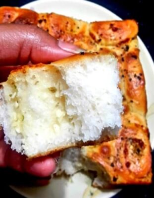 Irresistible Cheesy Garlic Pull-Apart Bread - Plattershare - Recipes, food stories and food lovers Irresistible Cheesy Garlic Pull-Apart Bread - Plattershare - Recipes, food stories and food lovers