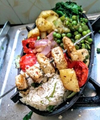 Sizzling Paneer Shashlik: A Restaurant-Style Indian Vegetarian Feast - Plattershare - Recipes, food stories and food lovers Sizzling Paneer Shashlik: A Restaurant-Style Indian Vegetarian Feast - Plattershare - Recipes, food stories and food lovers