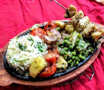 Sizzling Paneer Shashlik: A Restaurant-Style Indian Vegetarian Feast - Plattershare - Recipes, food stories and food lovers Sizzling Paneer Shashlik: A Restaurant-Style Indian Vegetarian Feast - Plattershare - Recipes, food stories and food lovers
