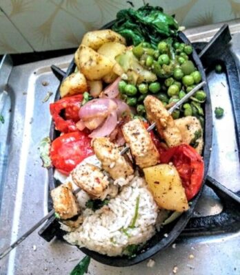 Sizzling Paneer Shashlik: A Restaurant-Style Indian Vegetarian Feast - Plattershare - Recipes, food stories and food lovers Sizzling Paneer Shashlik: A Restaurant-Style Indian Vegetarian Feast - Plattershare - Recipes, food stories and food lovers