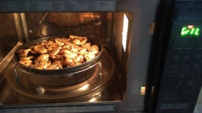 Crispy Microwave-Roasted Mushroom Pakoda with Aromatic Spices - Plattershare - Recipes, food stories and food lovers Crispy Microwave-Roasted Mushroom Pakoda with Aromatic Spices - Plattershare - Recipes, food stories and food lovers