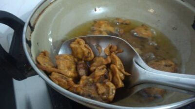 Crispy Microwave-Roasted Mushroom Pakoda with Aromatic Spices - Plattershare - Recipes, food stories and food lovers Crispy Microwave-Roasted Mushroom Pakoda with Aromatic Spices - Plattershare - Recipes, food stories and food lovers