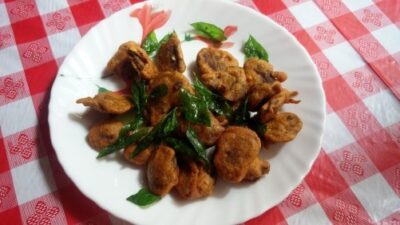Crispy Microwave-Roasted Mushroom Pakoda with Aromatic Spices - Plattershare - Recipes, food stories and food lovers Crispy Microwave-Roasted Mushroom Pakoda with Aromatic Spices - Plattershare - Recipes, food stories and food lovers