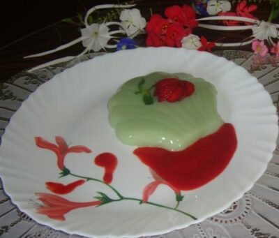 Matcha Green Tea Panna Cotta with Fresh Strawberry Sauce - Plattershare - Recipes, food stories and food lovers Matcha Green Tea Panna Cotta with Fresh Strawberry Sauce - Plattershare - Recipes, food stories and food lovers