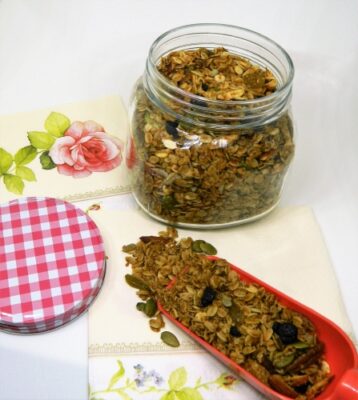 Easy Homemade Granola Recipe - Plattershare - Recipes, Food Stories And Food Enthusiasts
