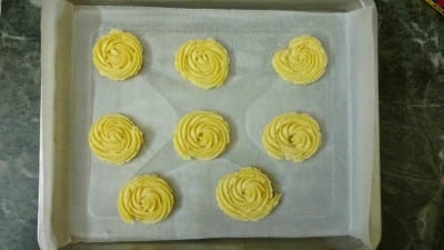 Melt-in-Your-Mouth Custard Cookies (Eggless) - Plattershare - Recipes, food stories and food lovers Melt-in-Your-Mouth Custard Cookies (Eggless) - Plattershare - Recipes, food stories and food lovers