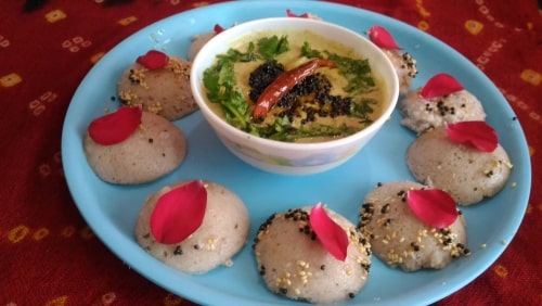 Khatti Meethi Rose Idly - Plattershare - Recipes, food stories and food lovers