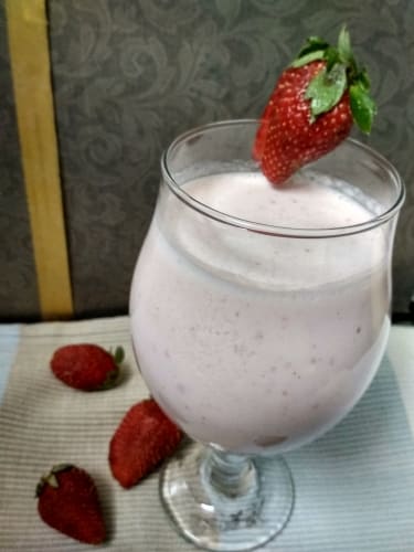 Strawberry Smoothie - Plattershare - Recipes, food stories and food enthusiasts